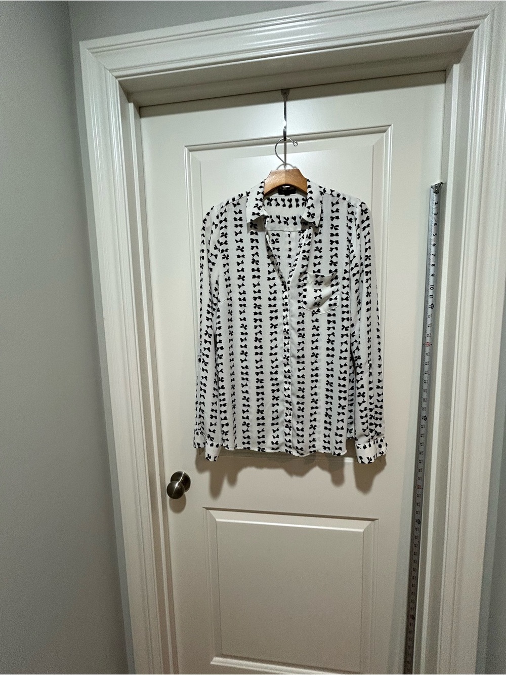 Limited women’s size Tall Medium White Blouse with Black Bow Pattern LIKE NEW